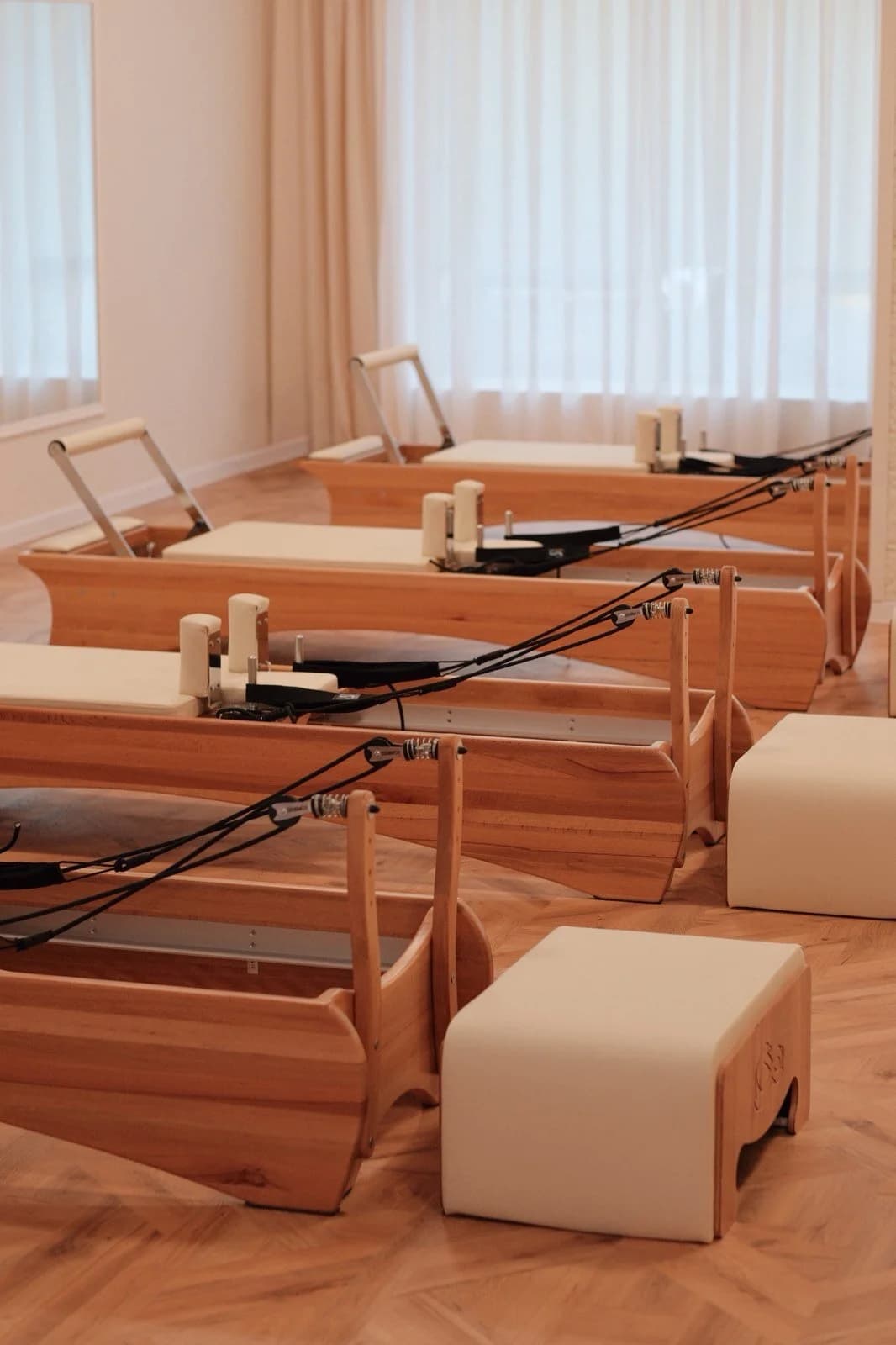 Залата на NUAGE Pilates House — редица реформъри Cosmos и мека дневна светлина