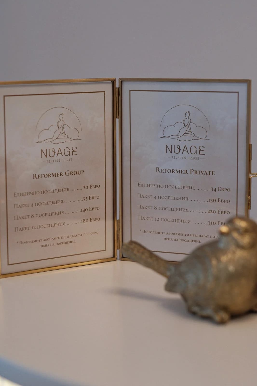 Картички NUAGE на стойка до малка златна фигура